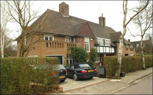 01 Raeburn Close